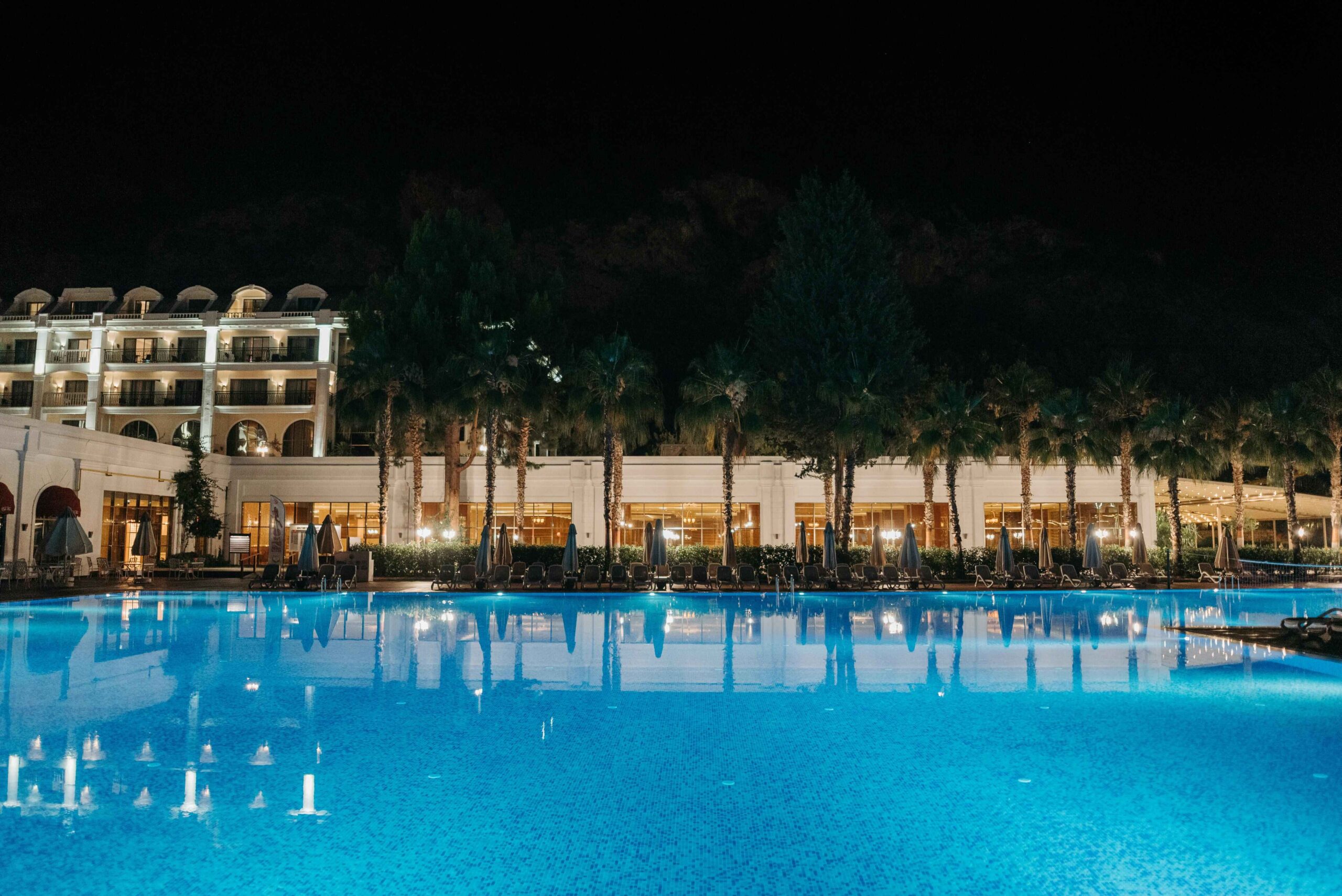 موظفو شهر عقاري يتلقون مستندات العملاء ضمن إجراءات تسجيل العقار في مصر