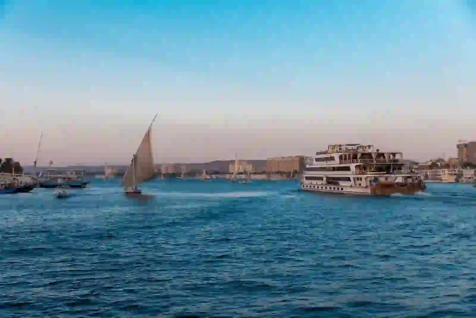 Property lease contracts Egypt covering rent, deposits, bilingual terms, tenant duties and termination protection